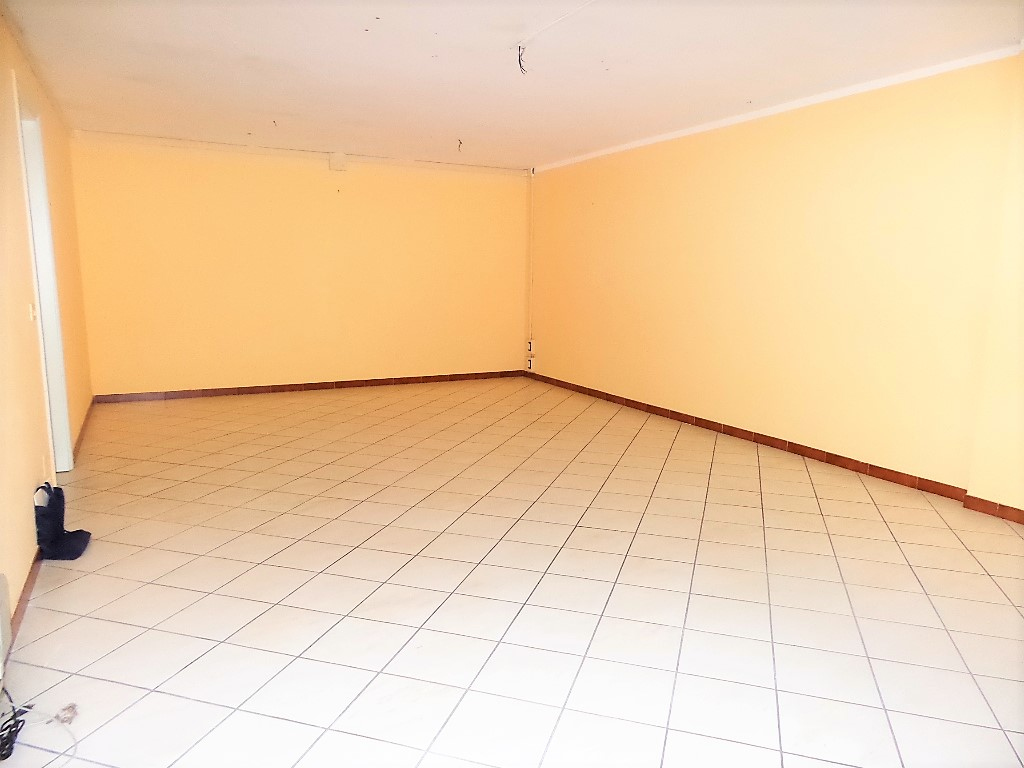 Locale commerciale in vendita a Caprarola