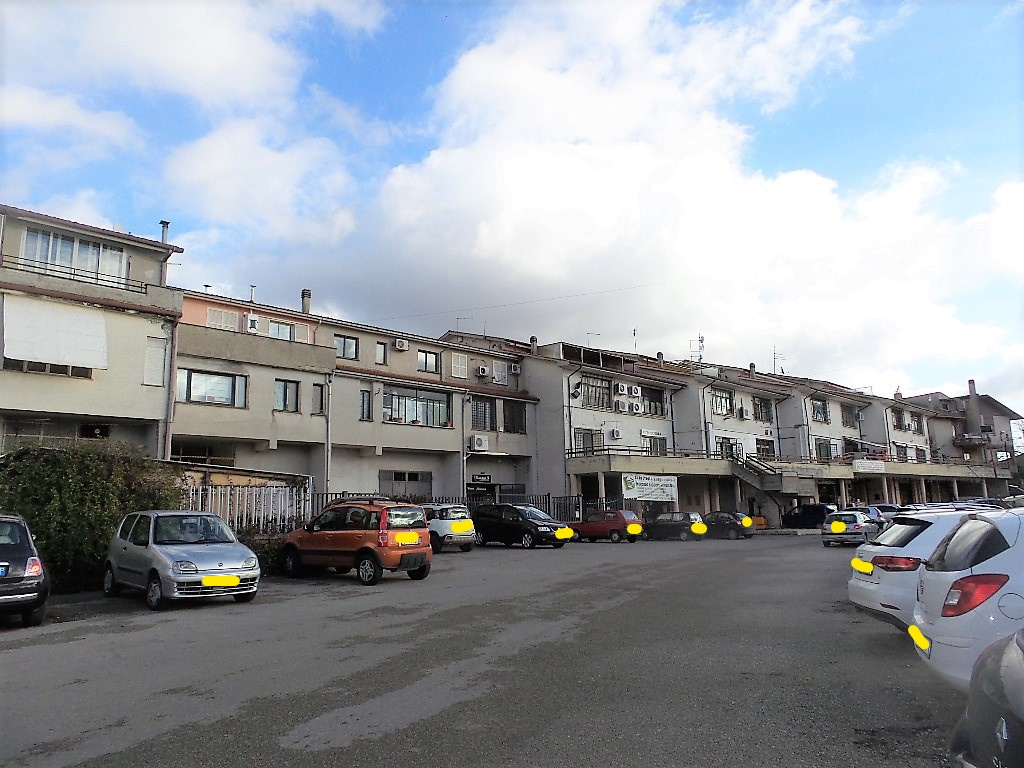 Locale commerciale in vendita a Caprarola