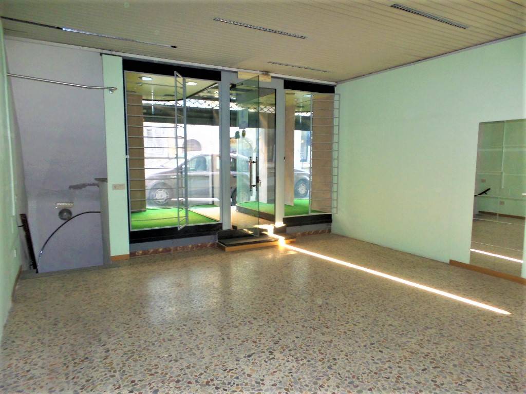 Locale commerciale in vendita a Caprarola, Centro storico