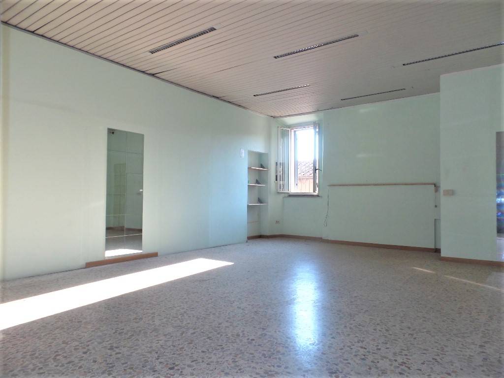 Locale commerciale in vendita a Caprarola, Centro storico