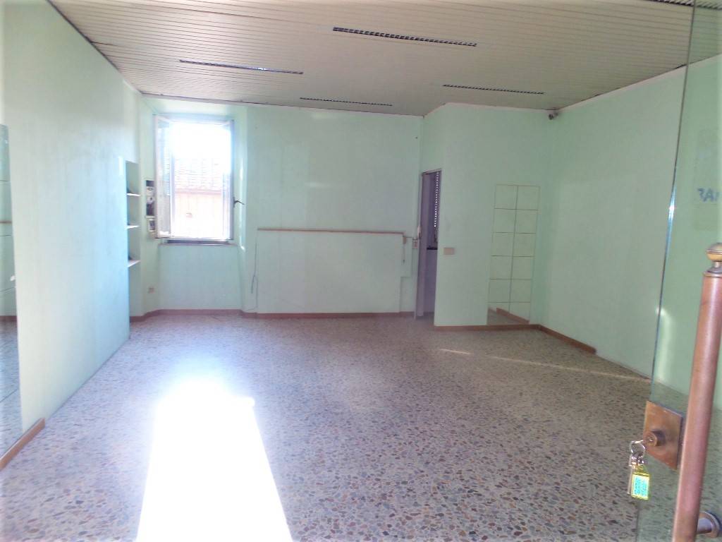 Locale commerciale in vendita a Caprarola, Centro storico