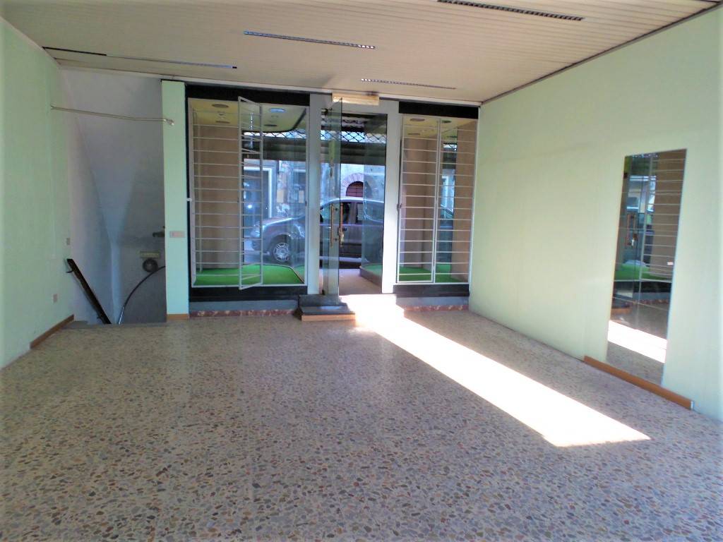 Locale commerciale in vendita a Caprarola, Centro storico