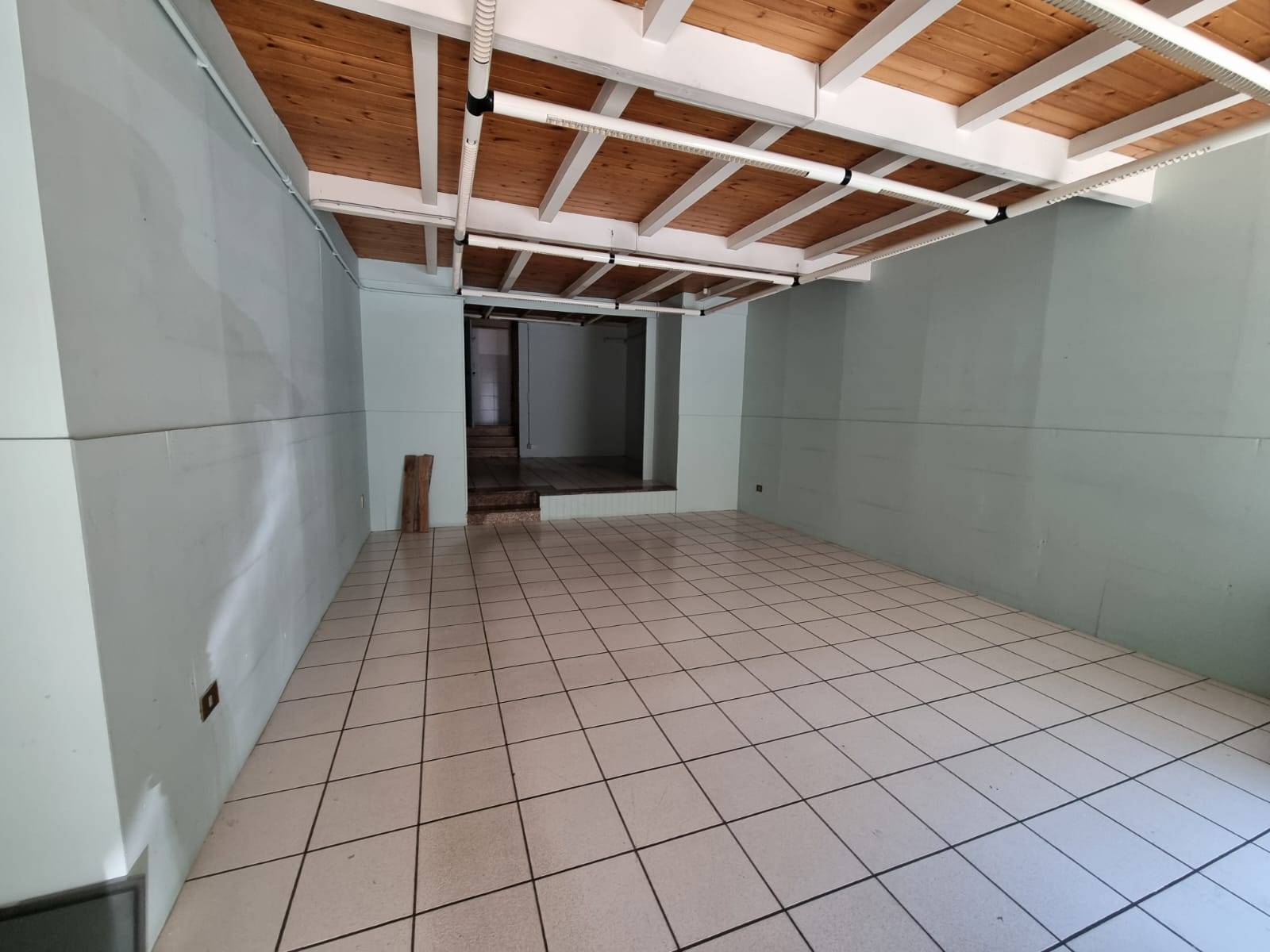 Locale commerciale in affitto a Caprarola, Centro storico