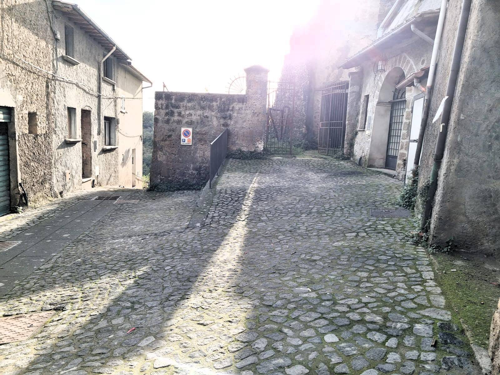 magazzino in vendita a Caprarola, Centro storico