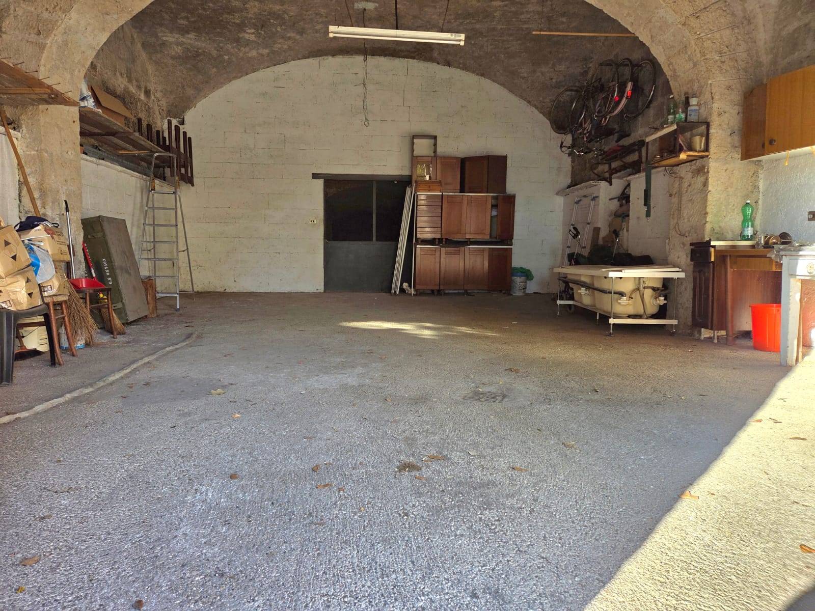 Garage in vendita a Caprarola, Centro storico