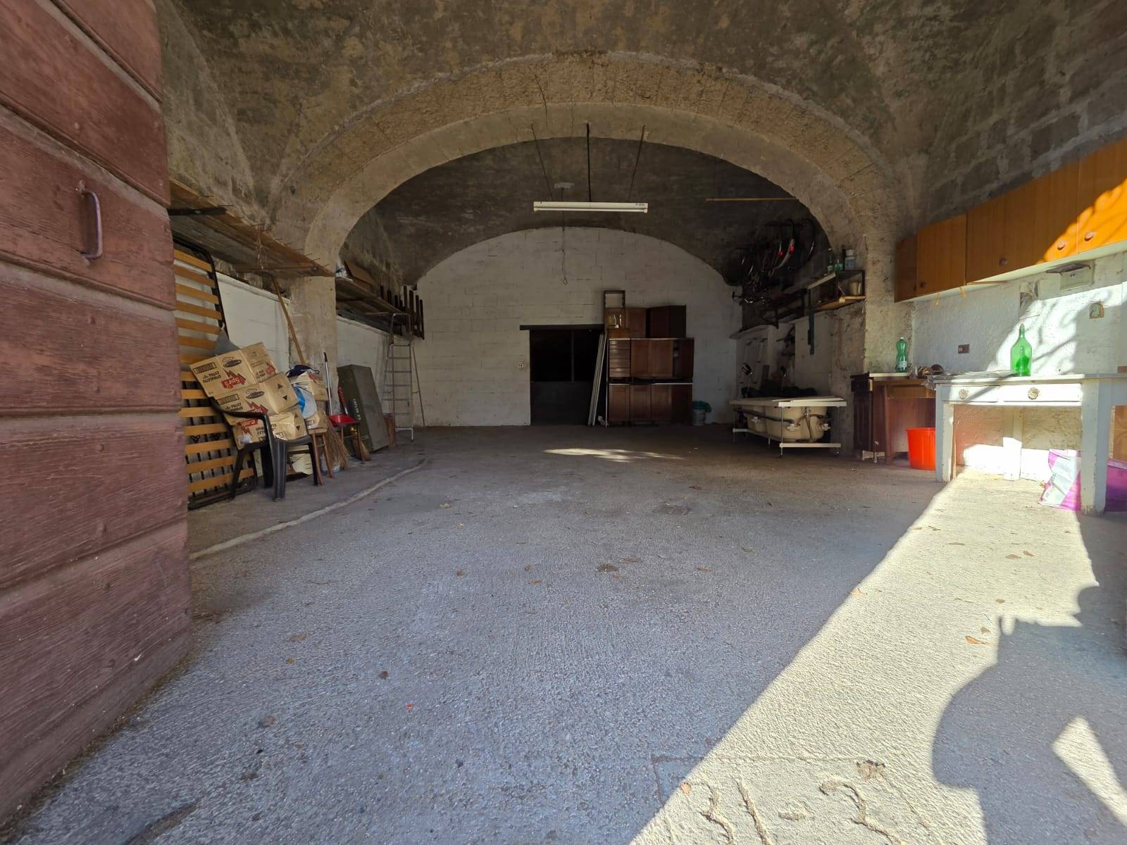 Garage in vendita a Caprarola, Centro storico