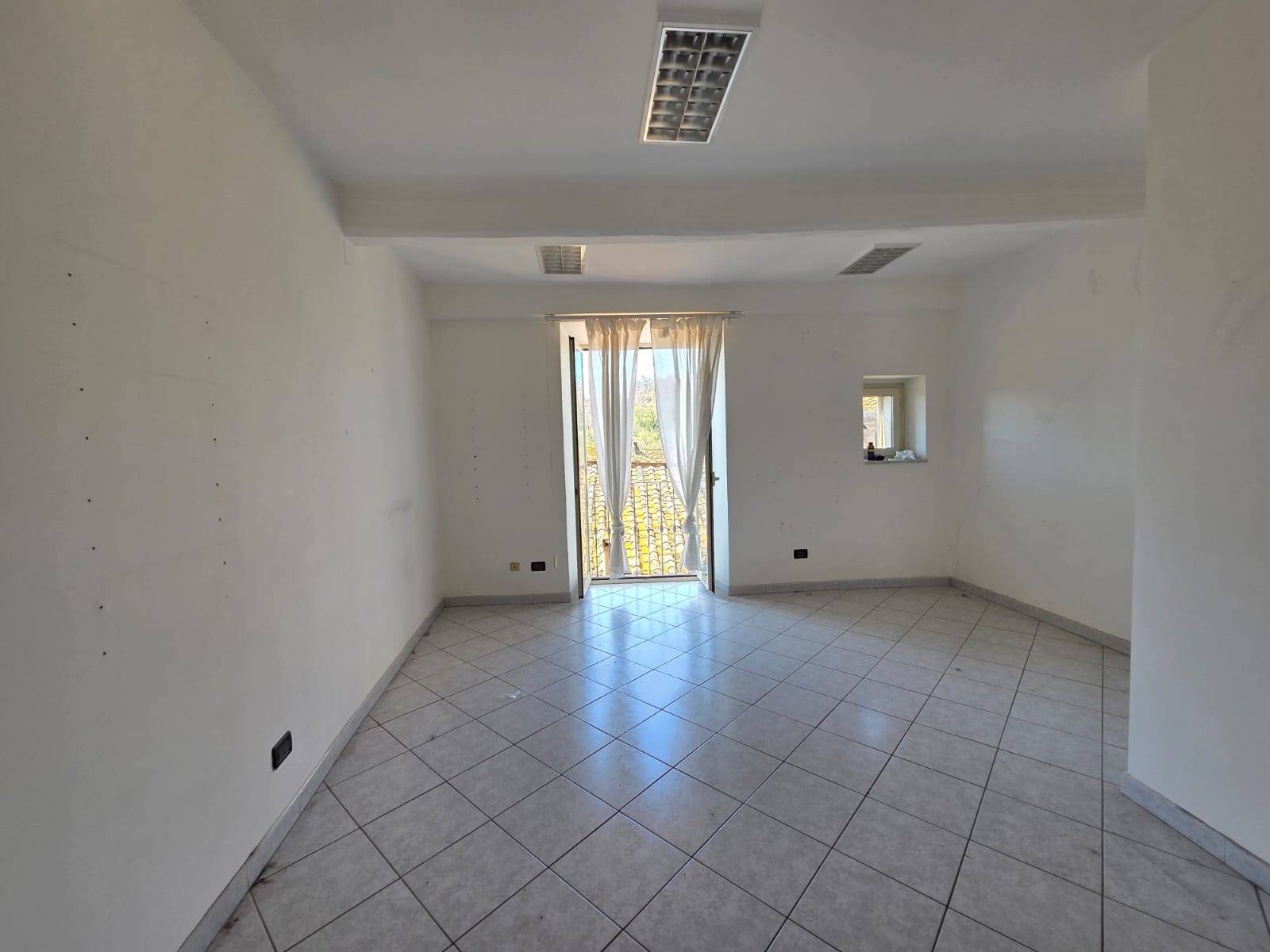 Locale commerciale in affitto a Caprarola, Centro storico