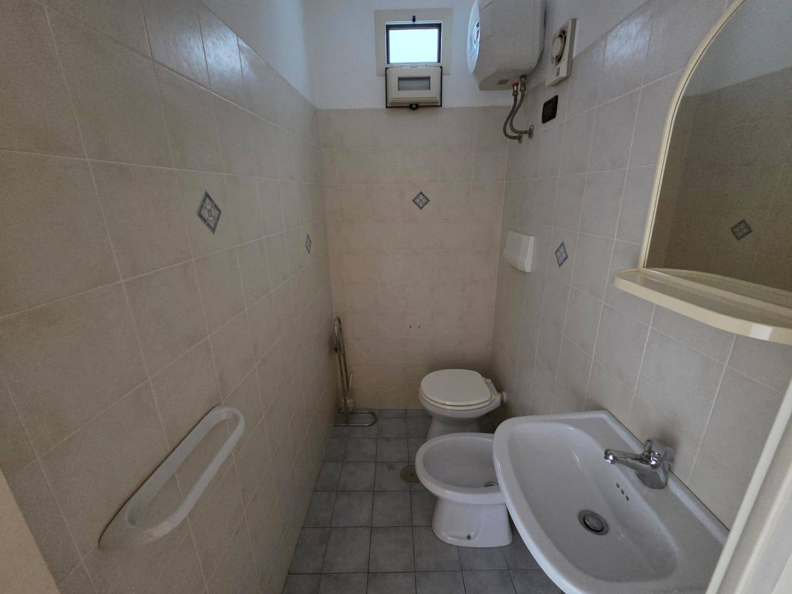 Locale commerciale in affitto a Caprarola, Centro storico