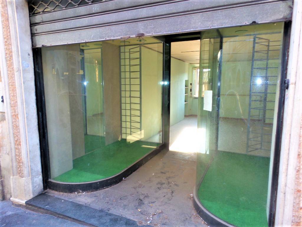 Locale commerciale in vendita a Caprarola, Centro storico