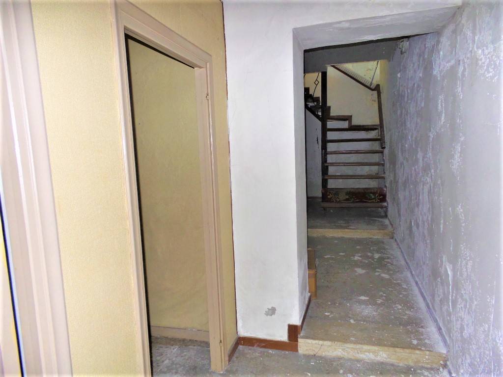 Locale commerciale in vendita a Caprarola, Centro storico