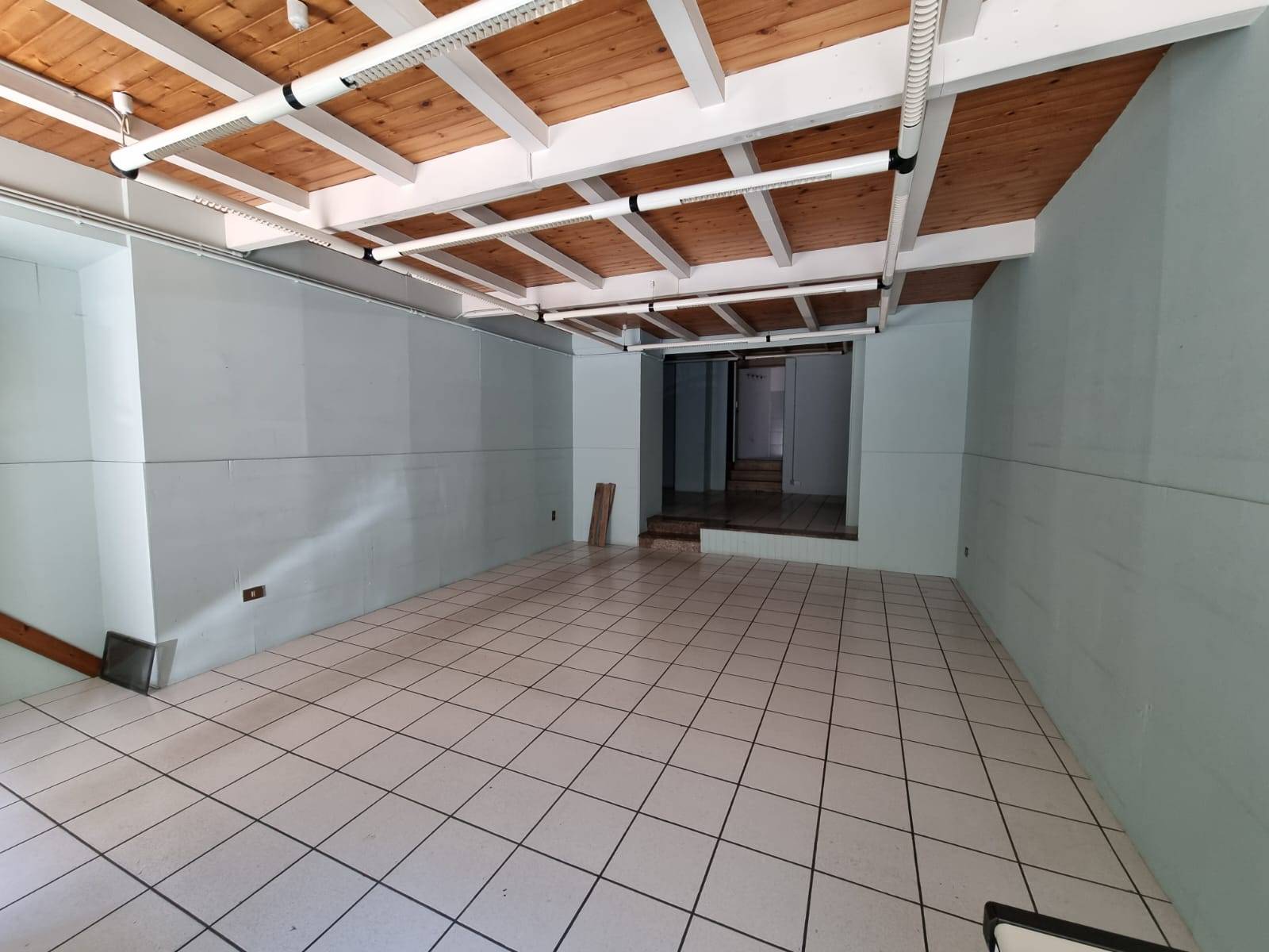 Locale commerciale in affitto a Caprarola, Centro storico