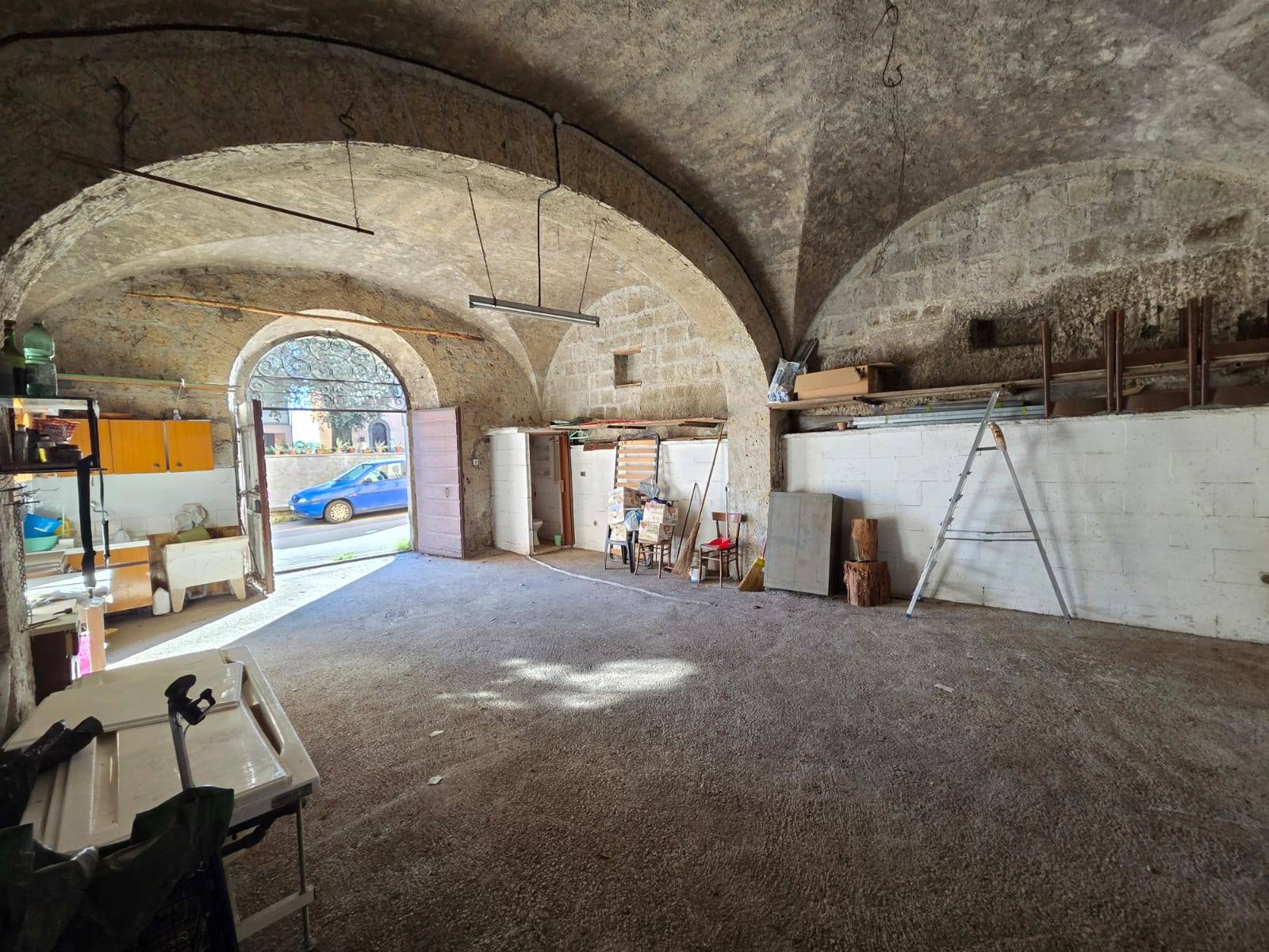 Garage in vendita a Caprarola, Centro storico