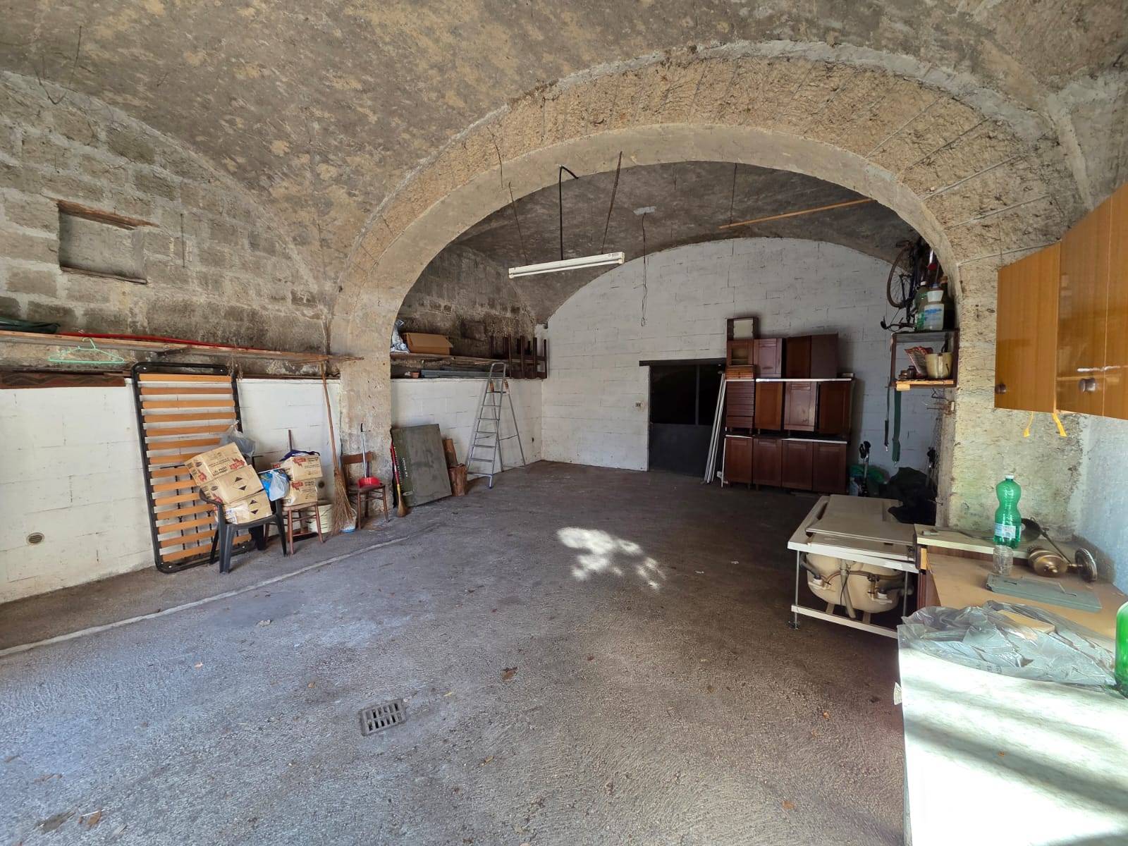 Garage in vendita a Caprarola, Centro storico