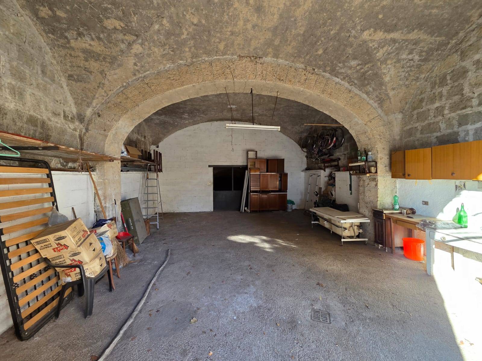 Garage in vendita a Caprarola, Centro storico