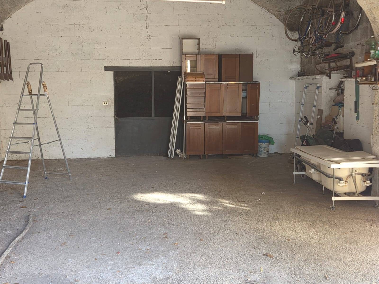 Garage in vendita a Caprarola, Centro storico