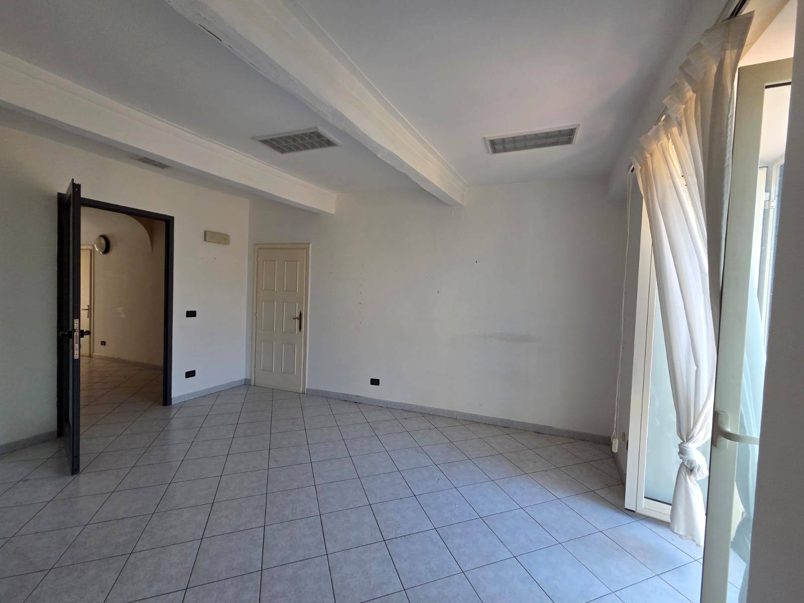 Locale commerciale in affitto a Caprarola, Centro storico