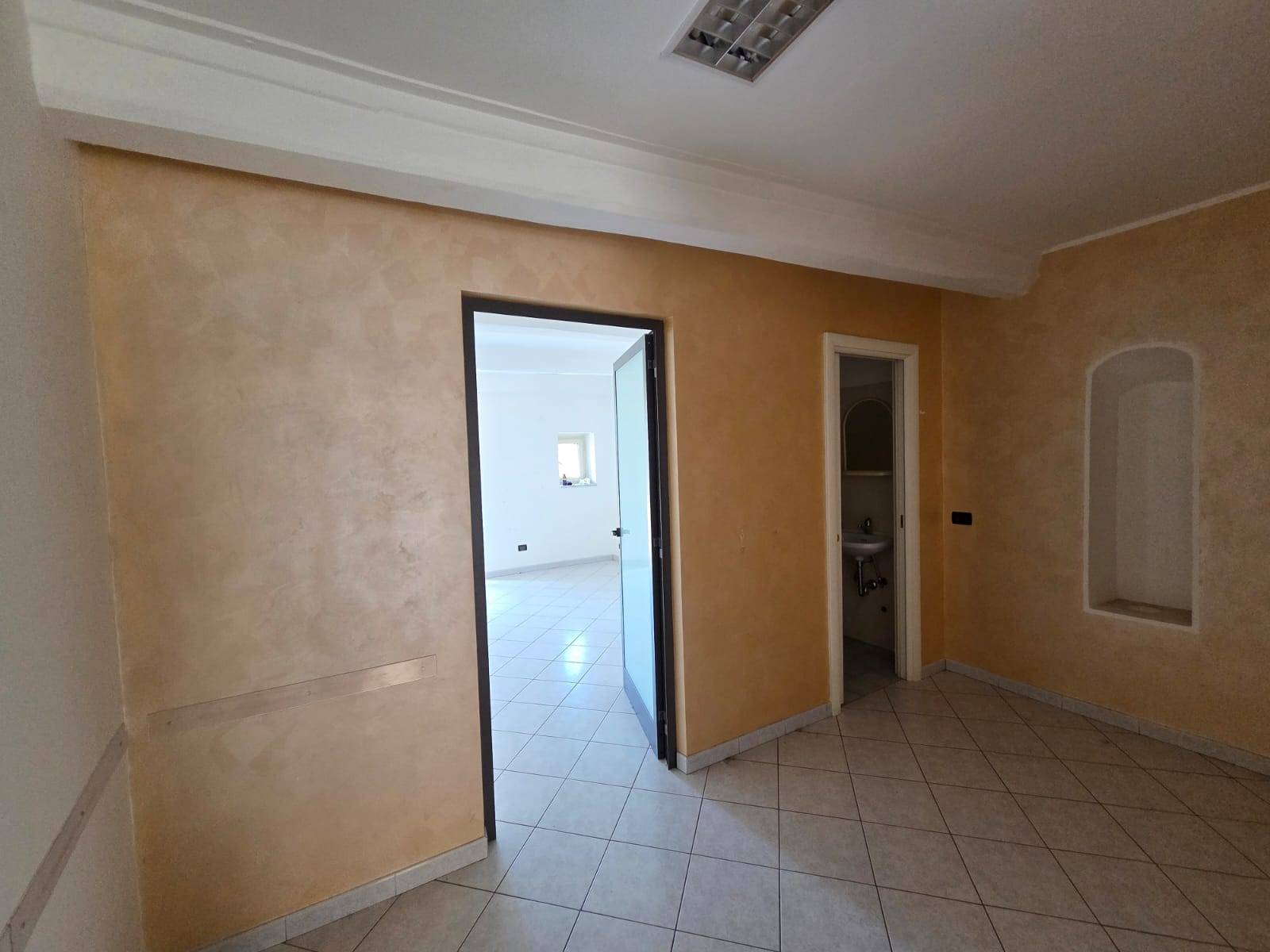 Locale commerciale in affitto a Caprarola, Centro storico