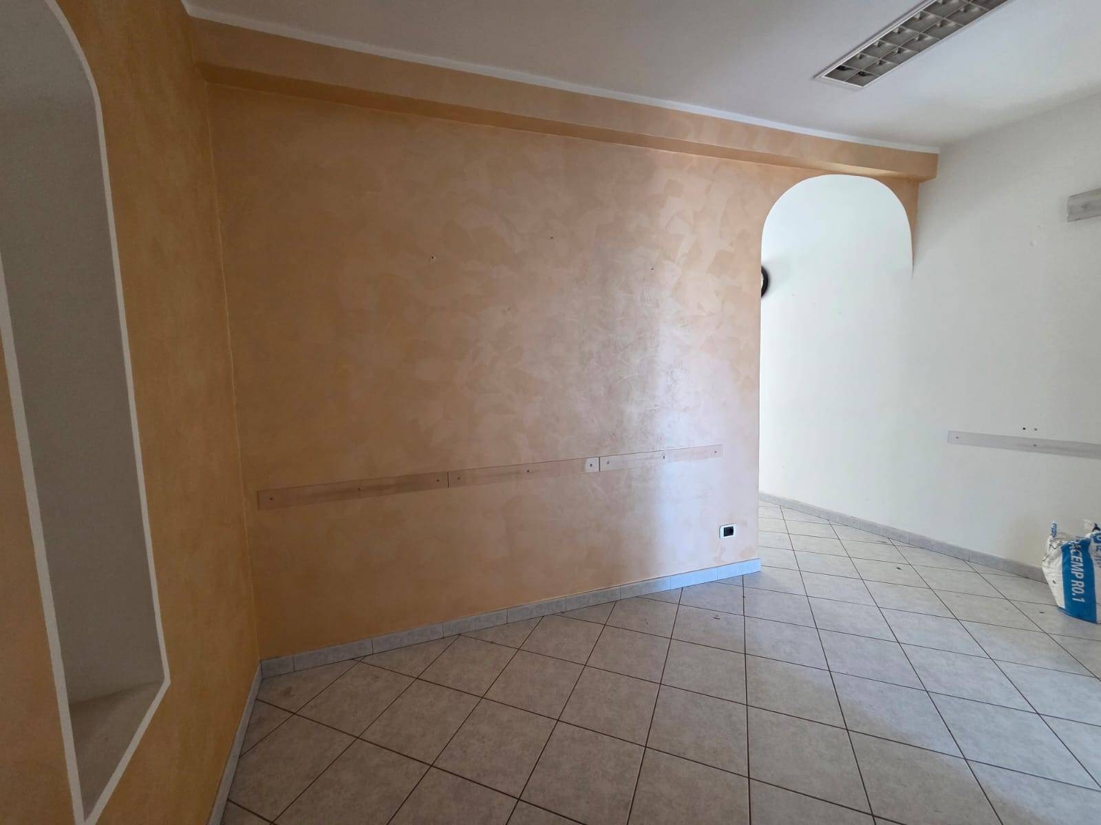 Locale commerciale in affitto a Caprarola, Centro storico