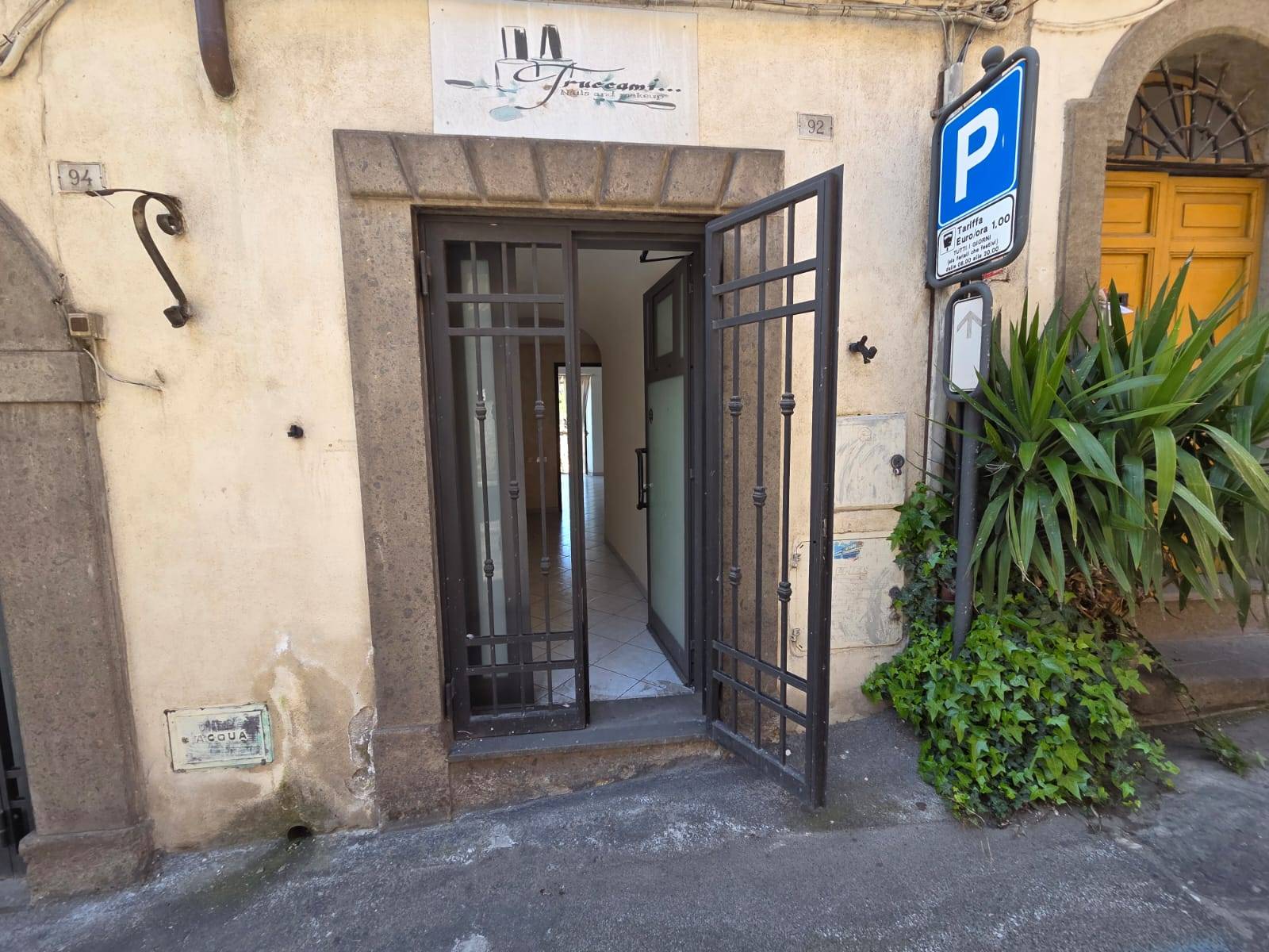 Locale commerciale in affitto a Caprarola, Centro storico