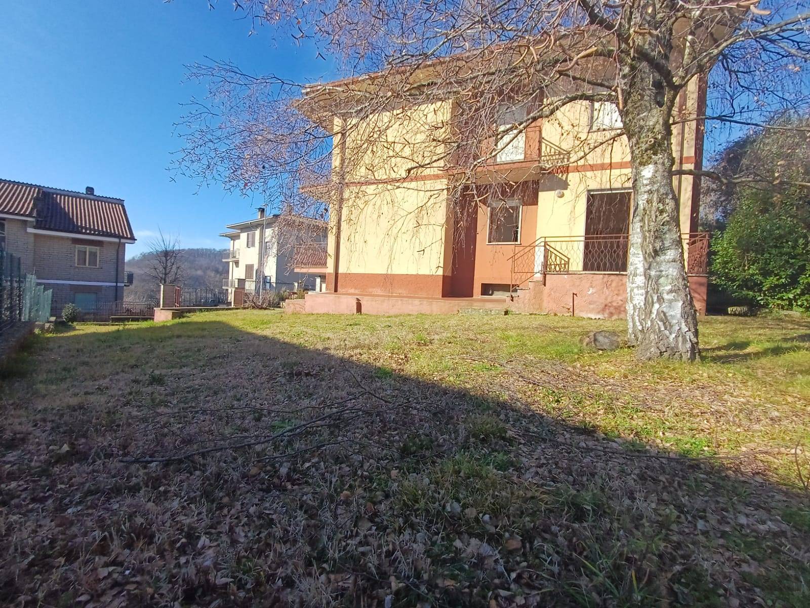 Bifamiliare in vendita a Caprarola