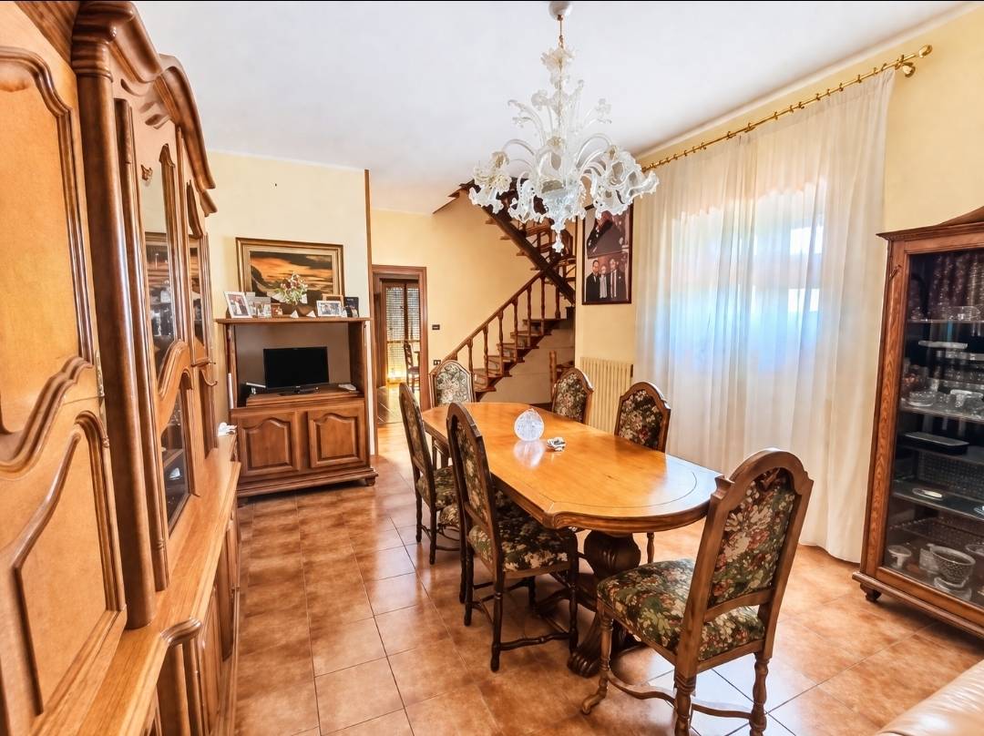 Casa cielo/terra in vendita a Caprarola