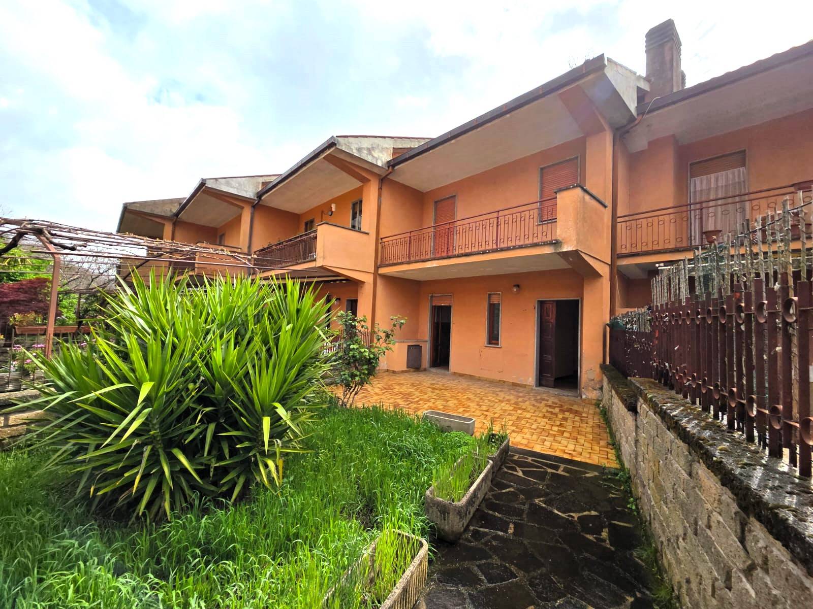 Casa cielo/terra in vendita a Caprarola