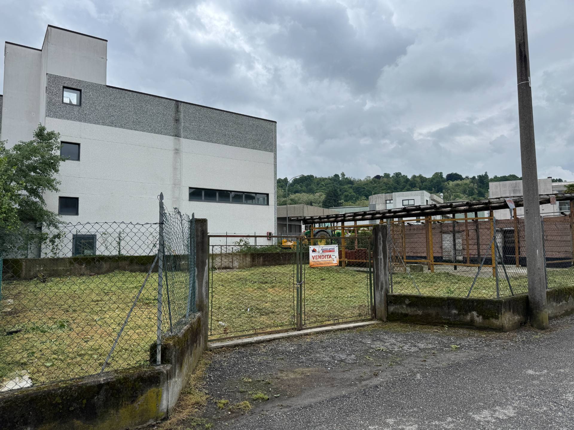 Deposito in vendita a Azzate