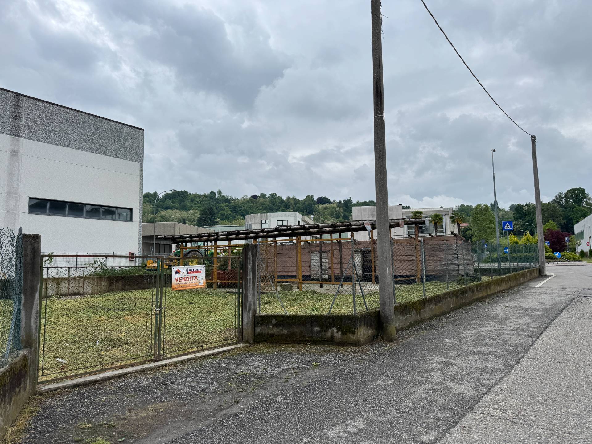 Deposito in vendita a Azzate