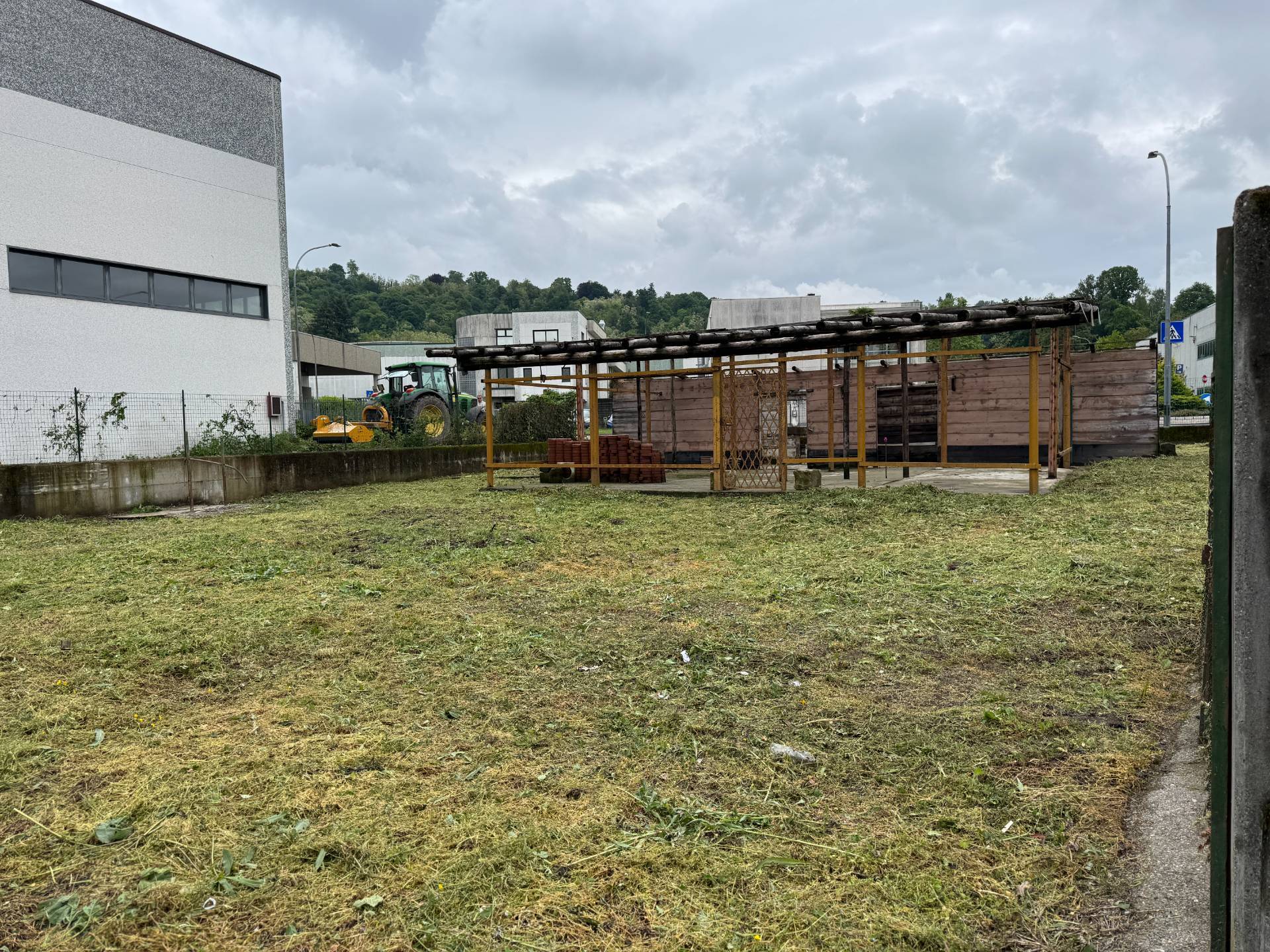 Deposito in vendita a Azzate