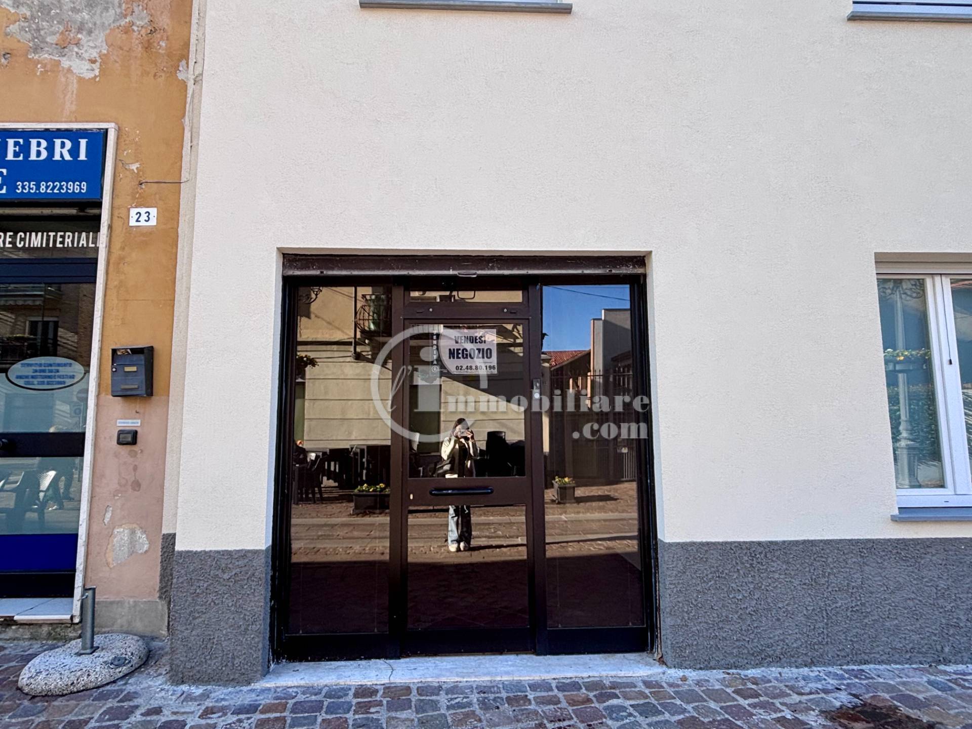 Negozio in vendita a Assago