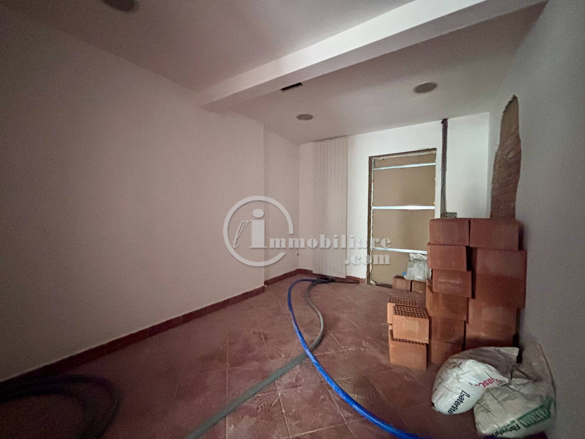 Negozio in vendita a Assago