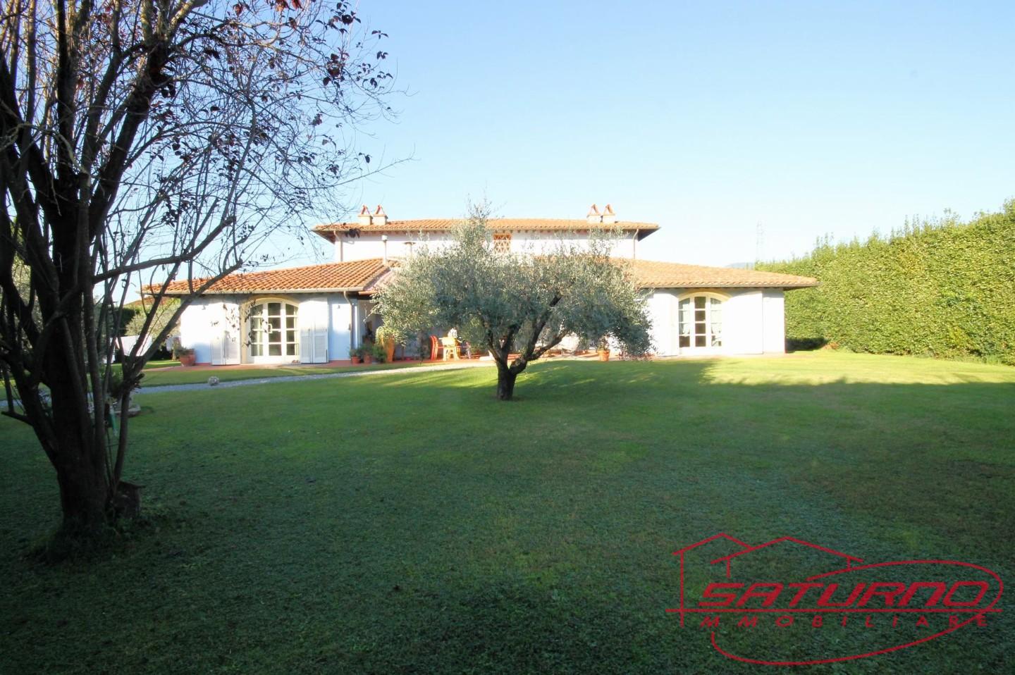 Villa con giardino, Capannori lammari