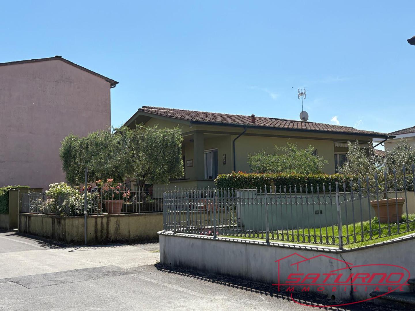 Villa con giardino, Lucca sant'angelo in campo