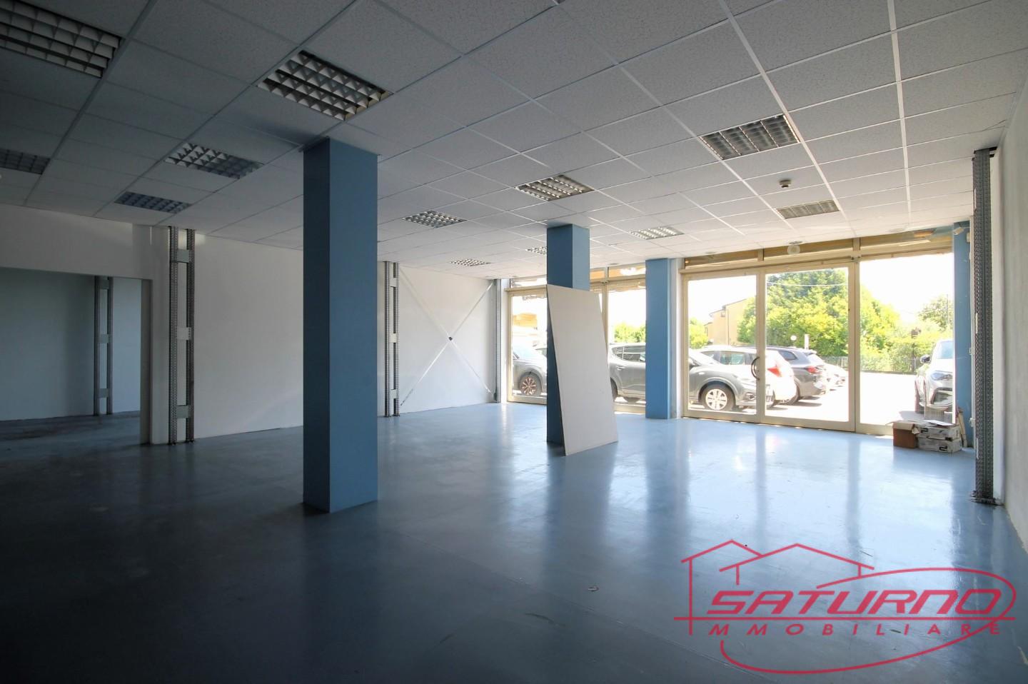 Locale commerciale in affitto, Lucca santissima annunziata