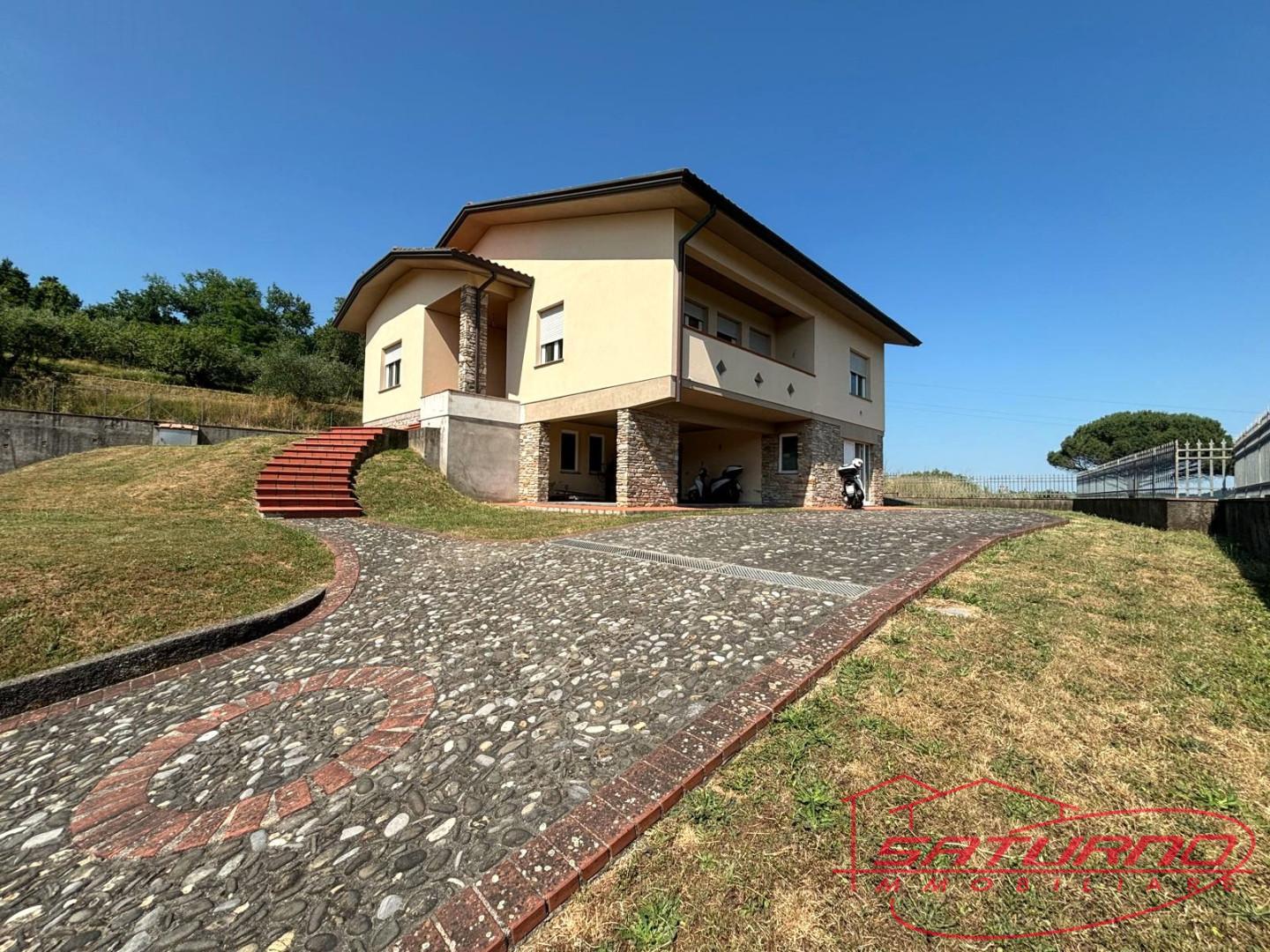 Villa ristrutturata, Lucca balbano