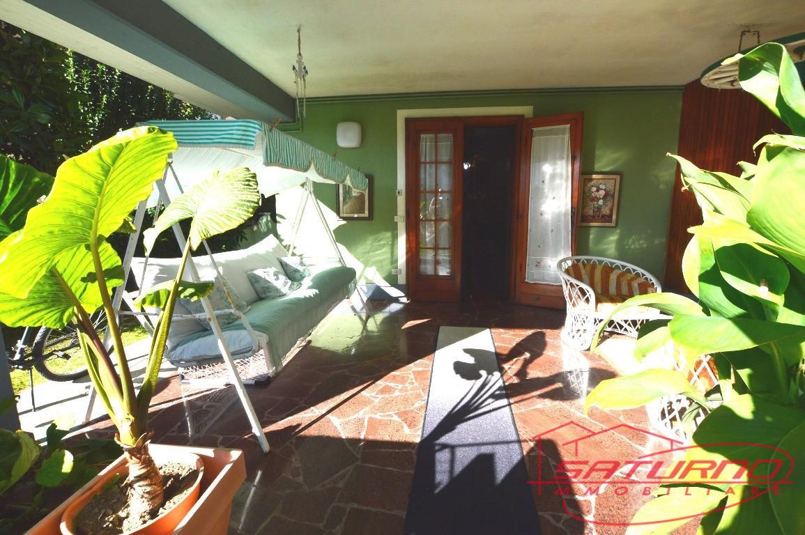 Villa con giardino, Lucca sant'angelo in campo