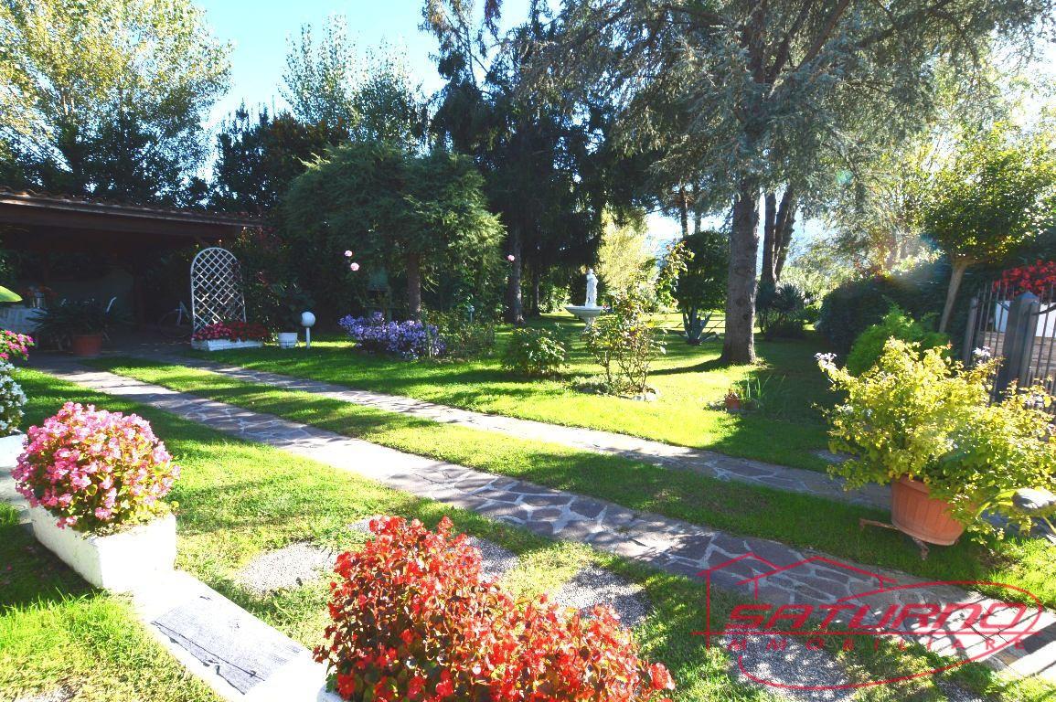 Villa con giardino, Lucca sant'angelo in campo