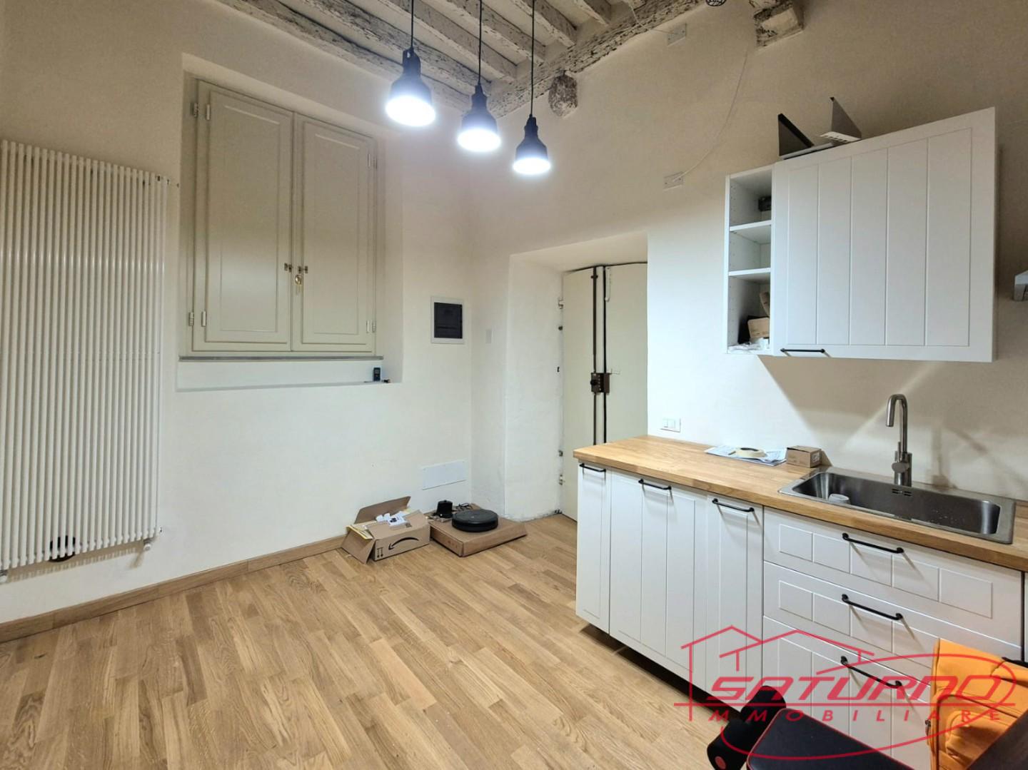 Locale commerciale ristrutturata, Lucca centro storico