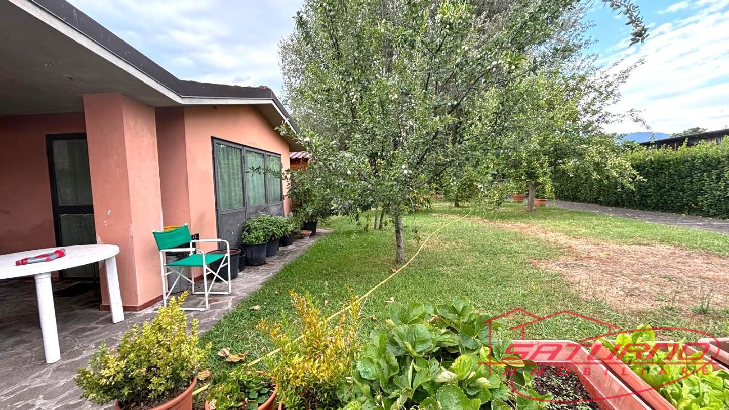 Villa con giardino, Capannori lammari