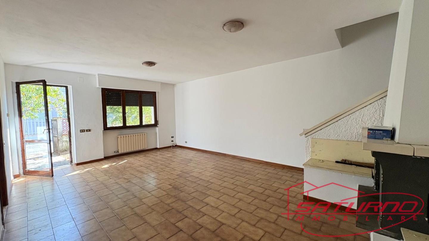 Villa Bifamiliare con giardino, Lucca nave