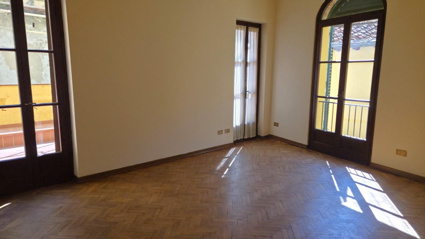 Quadrilocale con terrazzo, Lucca centro storico