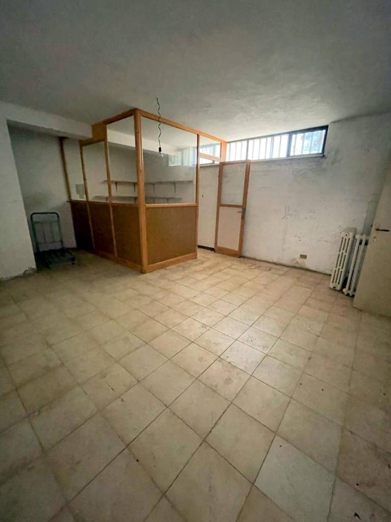 Locale commerciale in vendita a Castel di Lama, Piattoni