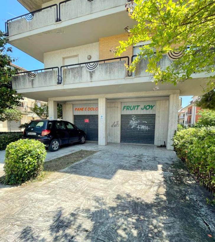 Locale commerciale in vendita a Castel di Lama, Piattoni