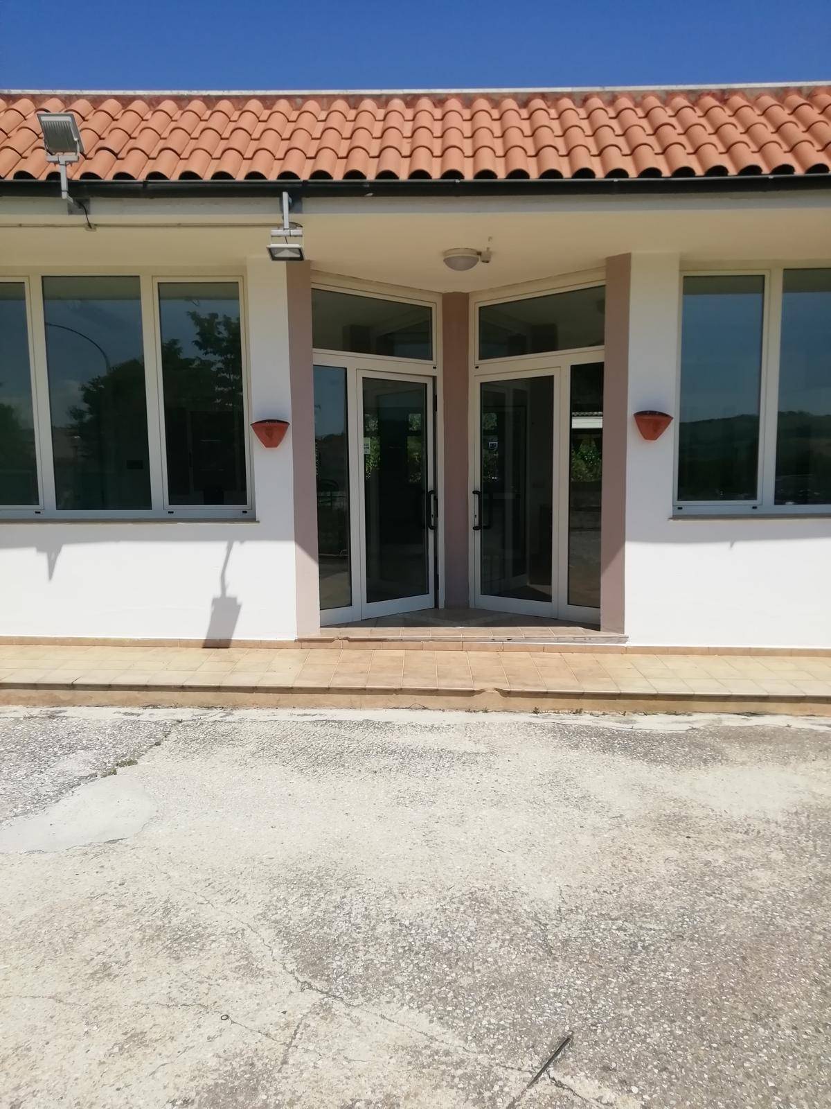 Locale commerciale in vendita a Castel di Lama, Castel di Lama Basso