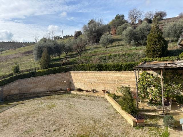 Casale colonico / Rustico in vendita a Offida