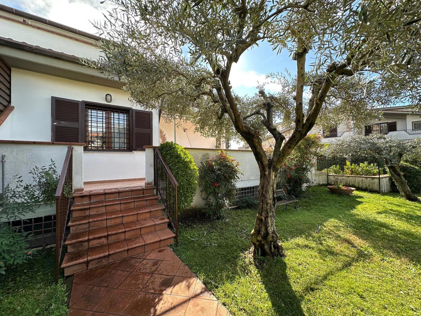 Villa Bifamiliare con giardino a Guidonia Montecelio