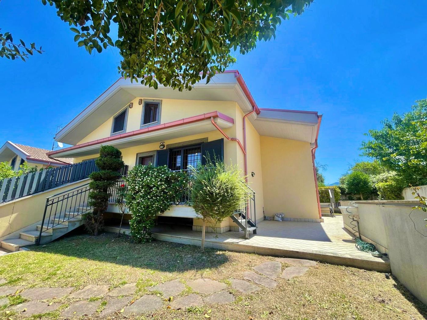 Villa Bifamiliare arredata in affitto a Roma