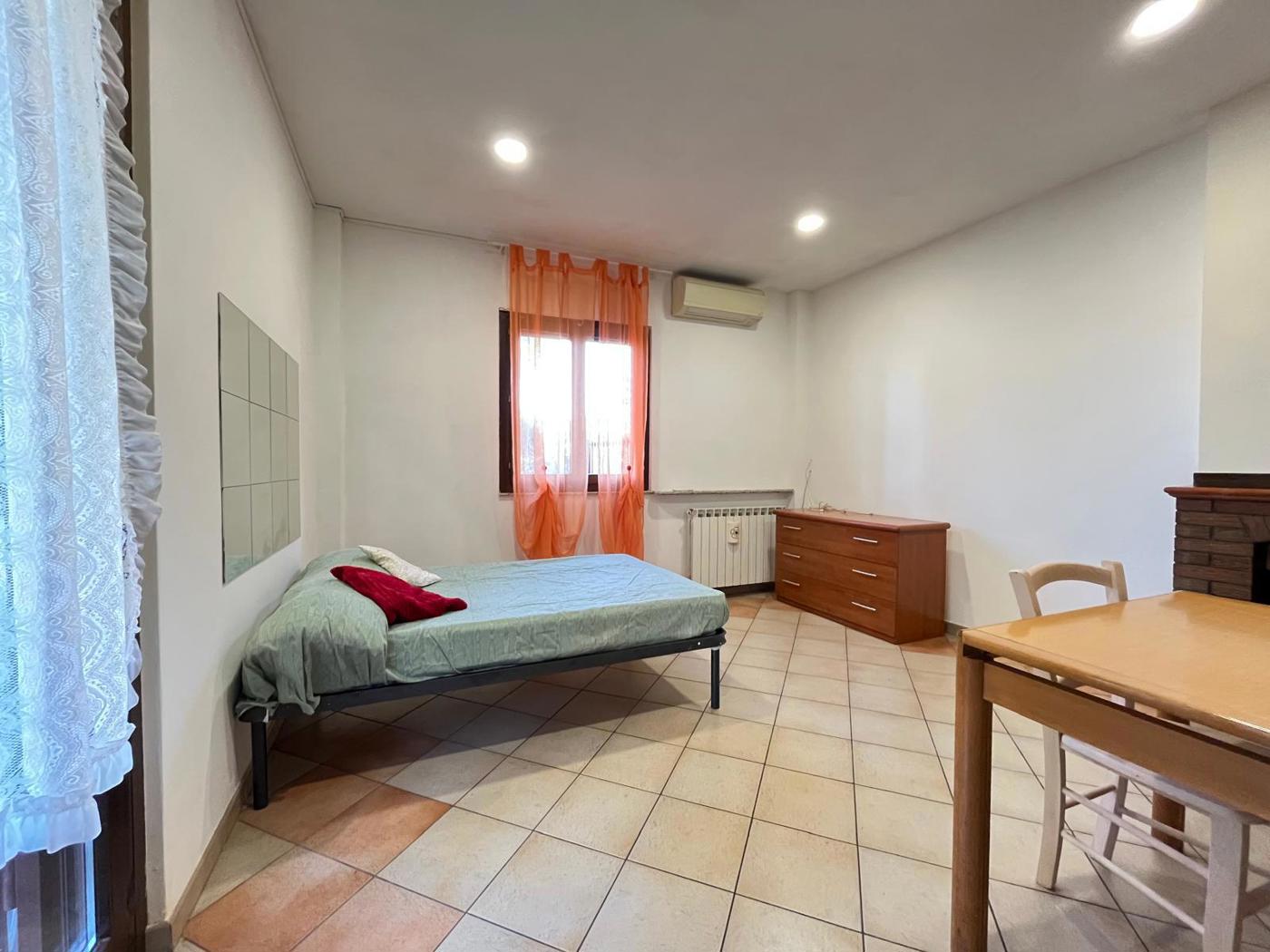 Monolocale arredato in affitto a Roma