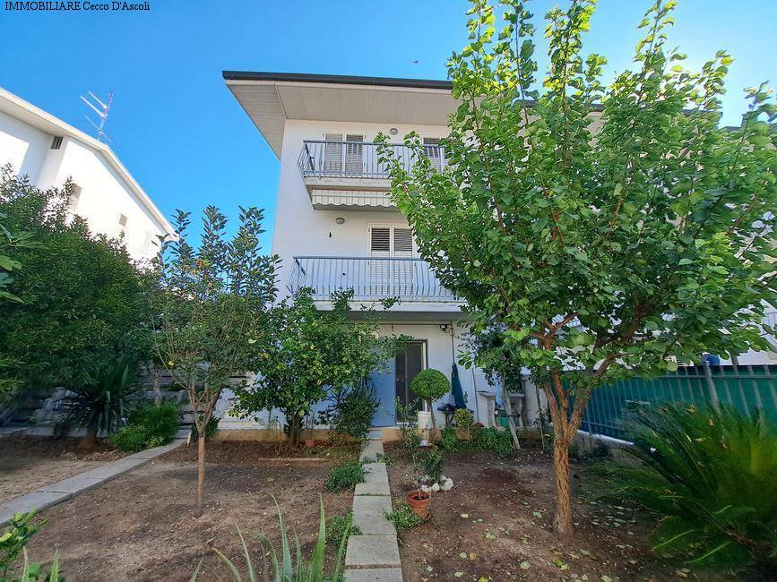 Casa indipendente con terrazzo a Colli del Tronto