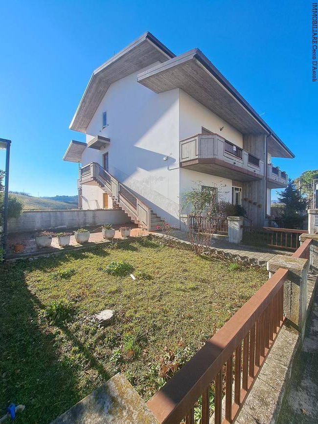 Appartamento con giardino in vendita a Castignano